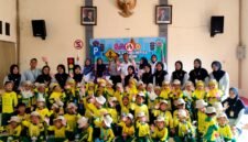 Tim Dishub Bangkalan foto bersama tenaga pendidik dan siswa-siswi TK ABA 09 Socah, Bangkalan. (NUR FITRIA / KLIKMADURA)