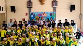 Tim Dishub Bangkalan foto bersama tenaga pendidik dan siswa-siswi TK ABA 09 Socah, Bangkalan. (NUR FITRIA / KLIKMADURA)