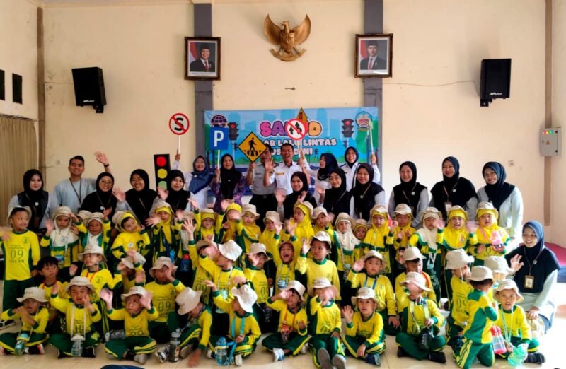 Tim Dishub Bangkalan foto bersama tenaga pendidik dan siswa-siswi TK ABA 09 Socah, Bangkalan. (NUR FITRIA / KLIKMADURA)