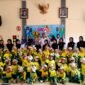 Tim Dishub Bangkalan foto bersama tenaga pendidik dan siswa-siswi TK ABA 09 Socah, Bangkalan. (NUR FITRIA / KLIKMADURA)