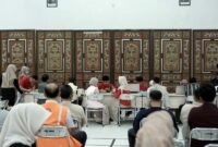 Puluhan karyawan PLN UP3 Madura saat melakukan cek kesehatan gratis di aula kantor setempat, Kamis (30/4/2026).