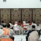 Puluhan karyawan PLN UP3 Madura saat melakukan cek kesehatan gratis di aula kantor setempat, Kamis (30/4/2026).