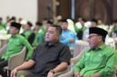 KH. Aliyadi Mustofa (kanan) duduk berdampingan dengan Ketua DPRD Pamekasan, Ali Masykur saat menghadiri Muscab PKB Pamekasan di Ballroom Azana Style, Pamekasan, Minggu (5/4/2026). (DOK. KLIKMADURA)