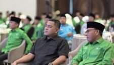 KH. Aliyadi Mustofa (kanan) duduk berdampingan dengan Ketua DPRD Pamekasan, Ali Masykur saat menghadiri Muscab PKB Pamekasan di Ballroom Azana Style, Pamekasan, Minggu (5/4/2026). (DOK. KLIKMADURA)
