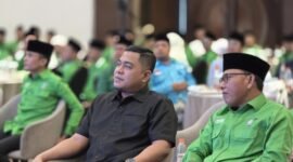 KH. Aliyadi Mustofa (kanan) duduk berdampingan dengan Ketua DPRD Pamekasan, Ali Masykur saat menghadiri Muscab PKB Pamekasan di Ballroom Azana Style, Pamekasan, Minggu (5/4/2026). (DOK. KLIKMADURA)
