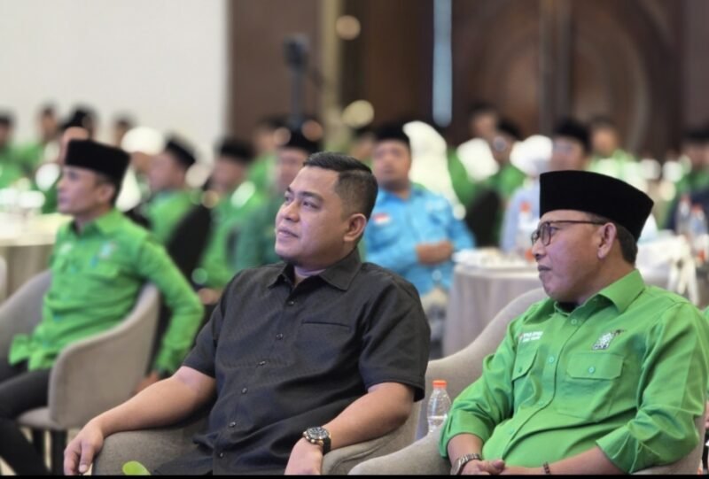 KH. Aliyadi Mustofa (kanan) duduk berdampingan dengan Ketua DPRD Pamekasan, Ali Masykur saat menghadiri Muscab PKB Pamekasan di Ballroom Azana Style, Pamekasan, Minggu (5/4/2026). (DOK. KLIKMADURA)