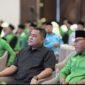 KH. Aliyadi Mustofa (kanan) duduk berdampingan dengan Ketua DPRD Pamekasan, Ali Masykur saat menghadiri Muscab PKB Pamekasan di Ballroom Azana Style, Pamekasan, Minggu (5/4/2026). (DOK. KLIKMADURA)