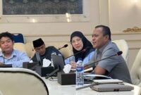 Ketua Satgas MBG Pamekasan, H. Sukriyanto saat memberikan penjelasan kepada forum LSM Pamekasan. (LAILIYATUN NURIYAH / KLIKMADURA)