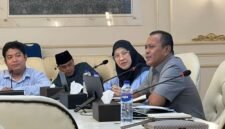 Ketua Satgas MBG Pamekasan, H. Sukriyanto saat memberikan penjelasan kepada forum LSM Pamekasan. (LAILIYATUN NURIYAH / KLIKMADURA)
