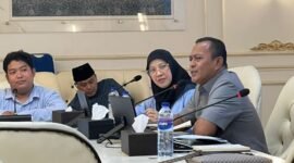 Ketua Satgas MBG Pamekasan, H. Sukriyanto saat memberikan penjelasan kepada forum LSM Pamekasan. (LAILIYATUN NURIYAH / KLIKMADURA)