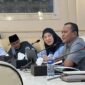Ketua Satgas MBG Pamekasan, H. Sukriyanto saat memberikan penjelasan kepada forum LSM Pamekasan. (LAILIYATUN NURIYAH / KLIKMADURA)