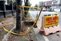 Penampakan pengerjaan perbaikan Pipa PDAM di Jalan Kusuma Bangsa, Sampang. (ABDURRAHMAN WAHID / KLIKMADURA)