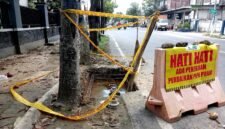 Penampakan pengerjaan perbaikan Pipa PDAM di Jalan Kusuma Bangsa, Sampang. (ABDURRAHMAN WAHID / KLIKMADURA)