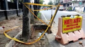 Penampakan pengerjaan perbaikan Pipa PDAM di Jalan Kusuma Bangsa, Sampang. (ABDURRAHMAN WAHID / KLIKMADURA)