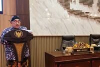 Wakil Bupati Sumenep KH. Imam Hasyim saat menyampaikan jawaban bupati atas PU fraksi pada rapat peripuna di Kantor DPRD Sumenep. (DOK. KLIKMADURA)