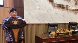 Wakil Bupati Sumenep KH. Imam Hasyim saat menyampaikan jawaban bupati atas PU fraksi pada rapat peripuna di Kantor DPRD Sumenep. (DOK. KLIKMADURA)