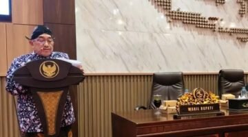 Wakil Bupati Sumenep KH. Imam Hasyim saat menyampaikan jawaban bupati atas PU fraksi pada rapat peripuna di Kantor DPRD Sumenep. (DOK. KLIKMADURA)