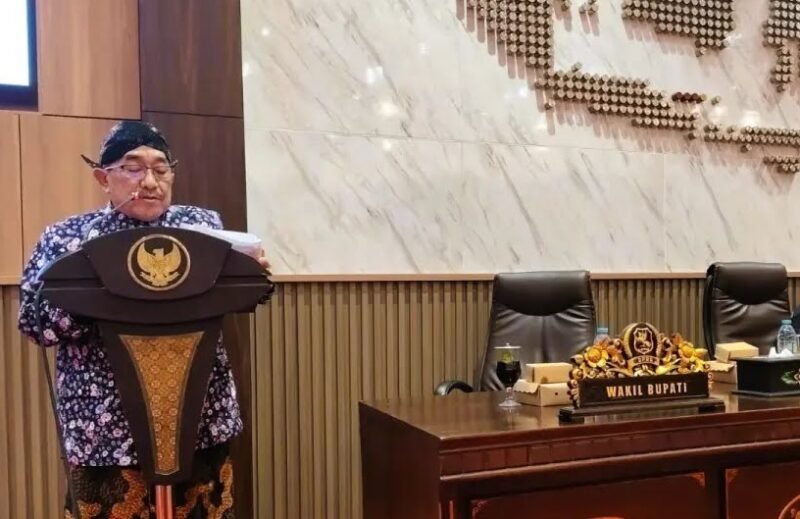 Wakil Bupati Sumenep KH. Imam Hasyim saat menyampaikan jawaban bupati atas PU fraksi pada rapat peripuna di Kantor DPRD Sumenep. (DOK. KLIKMADURA)