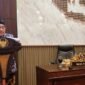 Wakil Bupati Sumenep KH. Imam Hasyim saat menyampaikan jawaban bupati atas PU fraksi pada rapat peripuna di Kantor DPRD Sumenep. (DOK. KLIKMADURA)