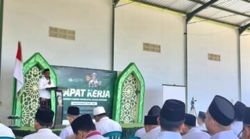 Ketua PCNU Sumenep KH. Md Widadi Rahim menyampaikan sambutan saat pembukaan Raker di Ponpes At-Taufiqiyah, Desa Aengbaja Raja, Kecamatan Bluto, Kabuoaten Sumenep. (PRENGKI WIRANANDA / KLIKMADURA)
