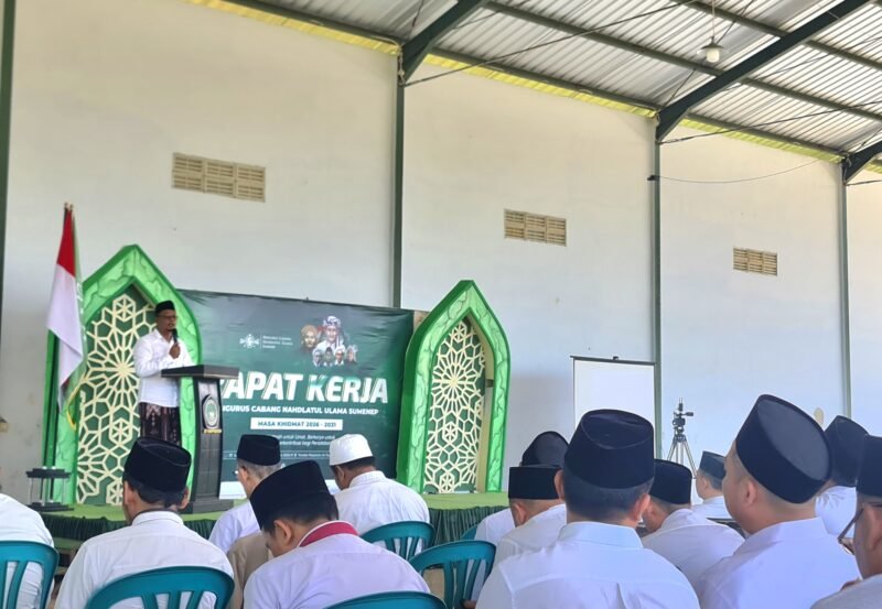 Ketua PCNU Sumenep KH. Md Widadi Rahim menyampaikan sambutan saat pembukaan Raker di Ponpes At-Taufiqiyah, Desa Aengbaja Raja, Kecamatan Bluto, Kabuoaten Sumenep. (PRENGKI WIRANANDA / KLIKMADURA)