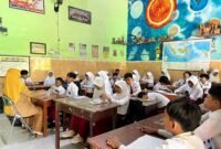 Siswa mengikuti kegiatan belajar di salah satu ruang kelas SDN Bugih 3 Pamekasan (LAILIYATUN NURIYAH/KLIK MADURA).