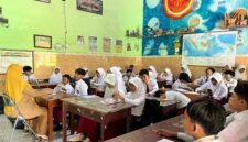 Siswa mengikuti kegiatan belajar di salah satu ruang kelas SDN Bugih 3 Pamekasan (LAILIYATUN NURIYAH/KLIK MADURA).