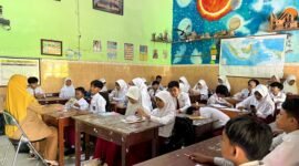 Siswa mengikuti kegiatan belajar di salah satu ruang kelas SDN Bugih 3 Pamekasan (LAILIYATUN NURIYAH/KLIK MADURA).