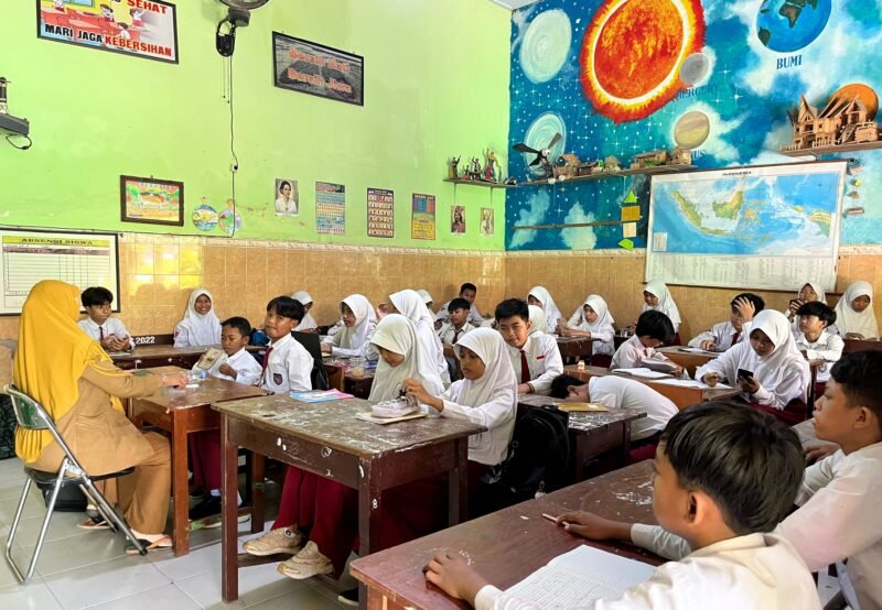 Siswa mengikuti kegiatan belajar di salah satu ruang kelas SDN Bugih 3 Pamekasan (LAILIYATUN NURIYAH/KLIK MADURA).