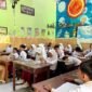 Siswa mengikuti kegiatan belajar di salah satu ruang kelas SDN Bugih 3 Pamekasan (LAILIYATUN NURIYAH/KLIK MADURA).