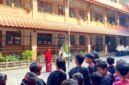 Kepala SDI Al-Munawwarah Pamekasan, Dedeh Rosidah saat memimpin upacara Hardiknas 2026. (IMDAD FAIHA ILA SABILA / KLIKMADURA) 
