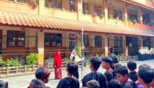 Kepala SDI Al-Munawwarah Pamekasan, Dedeh Rosidah saat memimpin upacara Hardiknas 2026. (IMDAD FAIHA ILA SABILA / KLIKMADURA) 