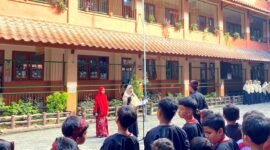 Kepala SDI Al-Munawwarah Pamekasan, Dedeh Rosidah saat memimpin upacara Hardiknas 2026. (IMDAD FAIHA ILA SABILA / KLIKMADURA) 