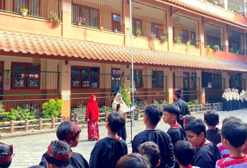Kepala SDI Al-Munawwarah Pamekasan, Dedeh Rosidah saat memimpin upacara Hardiknas 2026. (IMDAD FAIHA ILA SABILA / KLIKMADURA) 