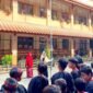 Kepala SDI Al-Munawwarah Pamekasan, Dedeh Rosidah saat memimpin upacara Hardiknas 2026. (IMDAD FAIHA ILA SABILA / KLIKMADURA) 