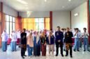 Kepala SMKN 1 Tlanakan Pamekasan Rofiatul Andawiyah dan siswa SMKN 1 Tlanakan Pamekasan berfoto bersama tim Klik Madura (YUSRIL RAHMAN SYAKUR).  