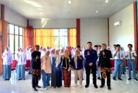Kepala SMKN 1 Tlanakan Pamekasan Rofiatul Andawiyah dan siswa SMKN 1 Tlanakan Pamekasan berfoto bersama tim Klik Madura (YUSRIL RAHMAN SYAKUR).  