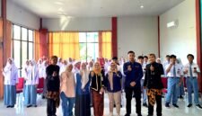 Kepala SMKN 1 Tlanakan Pamekasan Rofiatul Andawiyah dan siswa SMKN 1 Tlanakan Pamekasan berfoto bersama tim Klik Madura (YUSRIL RAHMAN SYAKUR).  