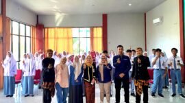Kepala SMKN 1 Tlanakan Pamekasan Rofiatul Andawiyah dan siswa SMKN 1 Tlanakan Pamekasan berfoto bersama tim Klik Madura (YUSRIL RAHMAN SYAKUR).  