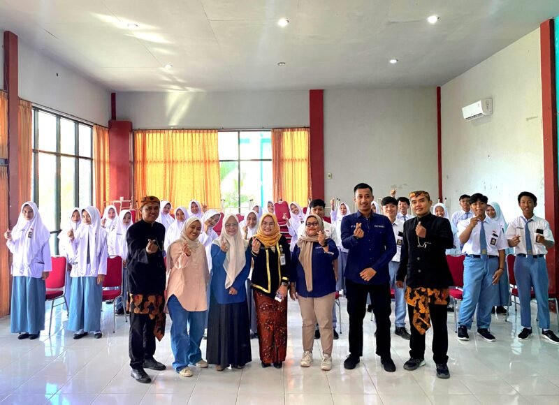 Kepala SMKN 1 Tlanakan Pamekasan Rofiatul Andawiyah dan siswa SMKN 1 Tlanakan Pamekasan berfoto bersama tim Klik Madura (YUSRIL RAHMAN SYAKUR).  