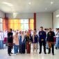 Kepala SMKN 1 Tlanakan Pamekasan Rofiatul Andawiyah dan siswa SMKN 1 Tlanakan Pamekasan berfoto bersama tim Klik Madura (YUSRIL RAHMAN SYAKUR).  