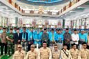 Bupati Pamekasan, Dr. KH. Kholilurrahman foto bersama CJH usai pelepasan di Masjid Agung Asy-Syuhada. (MOH. IQBALUL KHAVEI MZ / KLIKMADURA)