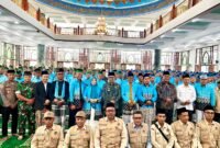 Bupati Pamekasan, Dr. KH. Kholilurrahman foto bersama CJH usai pelepasan di Masjid Agung Asy-Syuhada. (MOH. IQBALUL KHAVEI MZ / KLIKMADURA)