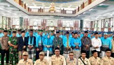 Bupati Pamekasan, Dr. KH. Kholilurrahman foto bersama CJH usai pelepasan di Masjid Agung Asy-Syuhada. (MOH. IQBALUL KHAVEI MZ / KLIKMADURA)
