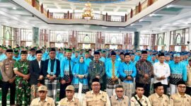 Bupati Pamekasan, Dr. KH. Kholilurrahman foto bersama CJH usai pelepasan di Masjid Agung Asy-Syuhada. (MOH. IQBALUL KHAVEI MZ / KLIKMADURA)