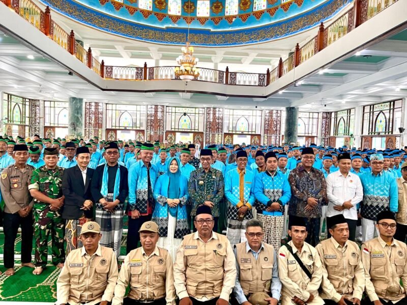 Bupati Pamekasan, Dr. KH. Kholilurrahman foto bersama CJH usai pelepasan di Masjid Agung Asy-Syuhada. (MOH. IQBALUL KHAVEI MZ / KLIKMADURA)