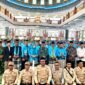 Bupati Pamekasan, Dr. KH. Kholilurrahman foto bersama CJH usai pelepasan di Masjid Agung Asy-Syuhada. (MOH. IQBALUL KHAVEI MZ / KLIKMADURA)
