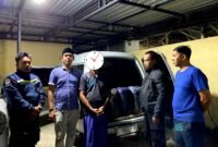 Jajaran Polsek Tamberu saat mengamankan BBM jenis solar bersubsidi yang diduga ditimbun. (POLRES PAMEKASAN FOR KLIKMADURA)