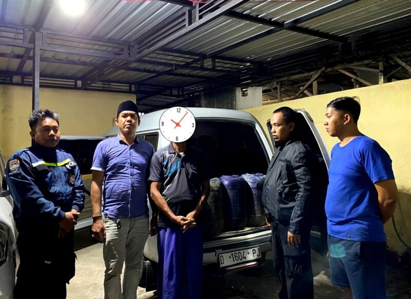 Jajaran Polsek Tamberu saat mengamankan BBM jenis solar bersubsidi yang diduga ditimbun. (POLRES PAMEKASAN FOR KLIKMADURA)