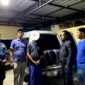 Jajaran Polsek Tamberu saat mengamankan BBM jenis solar bersubsidi yang diduga ditimbun. (POLRES PAMEKASAN FOR KLIKMADURA)